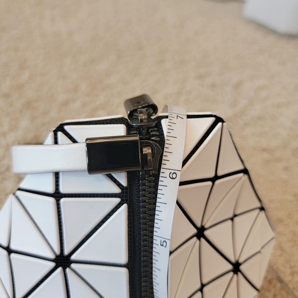 Bao Bao Issey Miyake White Triangle Shoulder Bag Rare NWOT - Picture 15 of 17